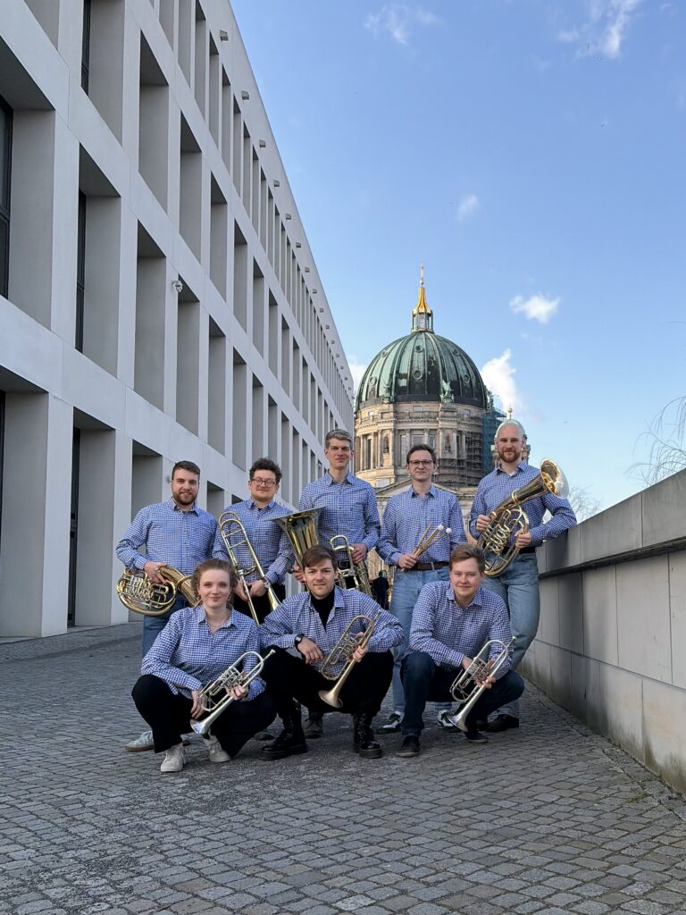 Gruppenbild im Spreeblech-Hemd vor der Kuppel des Berliner Doms