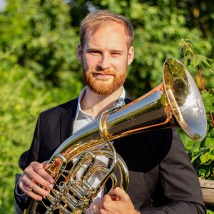 Tristan Unteutsch mit Tenorhorn